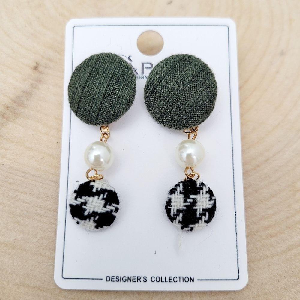 Brand New Round Green & White Pearl Earrings